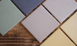 14,000円(税別)/半帖〜。紙をこより状にしたものに特殊コーティング(撥水・防汚加工)を施しているため、ほぼ変色せず、汚れたら水拭きができます。